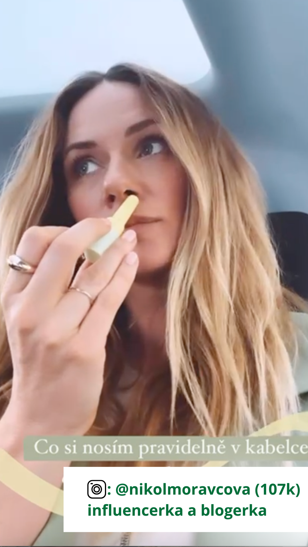 Načítať video: Influencerka Nikol Moravcová čichá k inhalační tyčince AOMU Happy. Je ambasadorkou značky AOMU.