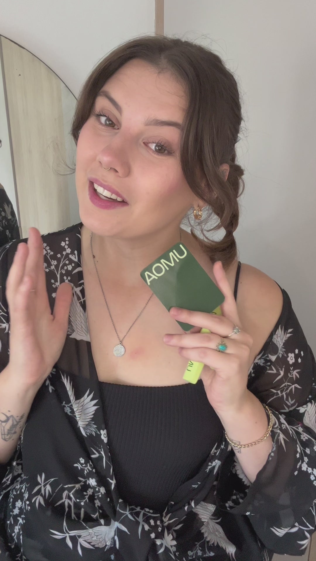Načítať video: UGC influencerka zkouší AOMU inhalační tyčinku Sleep